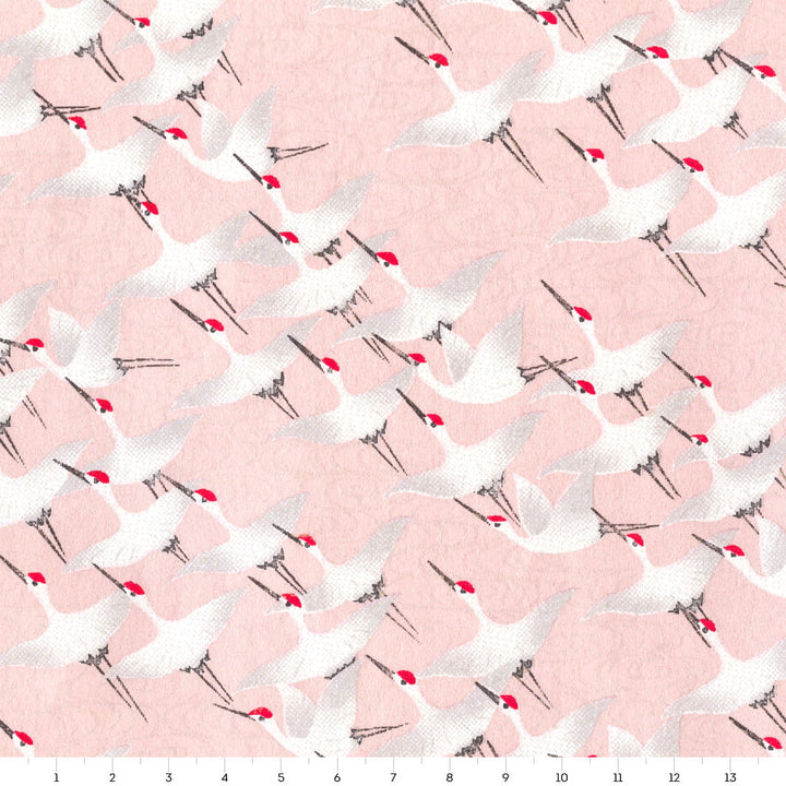 carré de 14cm par 14cm de papier japonais yuzen chiyogami aux motifs d'envolées de grues blanches sur fond rose pâle adeline klam (M662)