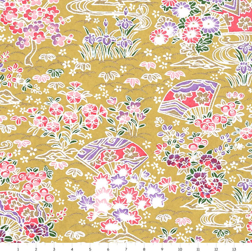 carré de 14cm par 14cm de papier japonais yuzen chiyogami aux motifs de d'éventails fleuris dans les jaune moutarde, roses, violets, vert foncé et dorés adeline klam (M1048)