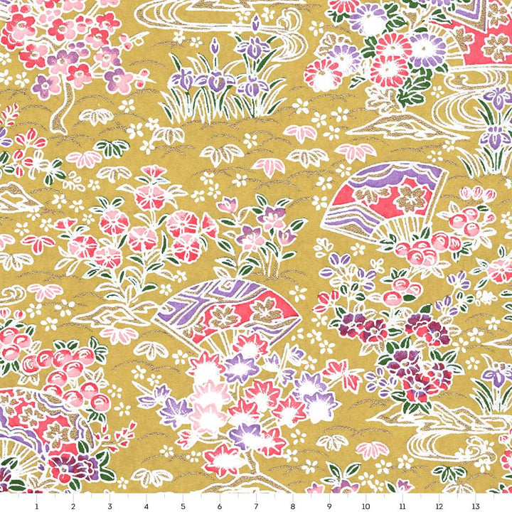 carré de 14cm par 14cm de papier japonais yuzen chiyogami aux motifs de d'éventails fleuris dans les jaune moutarde, roses, violets, vert foncé et dorés adeline klam (M1048)
