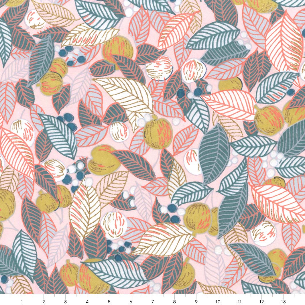 carré de 10cm par 10cm de papier japonais yuzen chiyogami aux motifs de feuilles, de baies et de fruits dans les tons rose pâle, bleu gris et jaune coing adeline klam (M896)