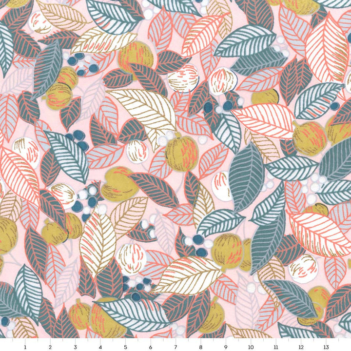 carré de 10cm par 10cm de papier japonais yuzen chiyogami aux motifs de feuilles, de baies et de fruits dans les tons rose pâle, bleu gris et jaune coing adeline klam (M896)