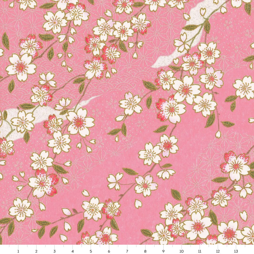 carré de 14cm par 14cm de papier japonais yuzen chiyogami aux motifs de fleurs de cerisier et de motifs graphiques variés dans les tons roses adeline klam (M1060)