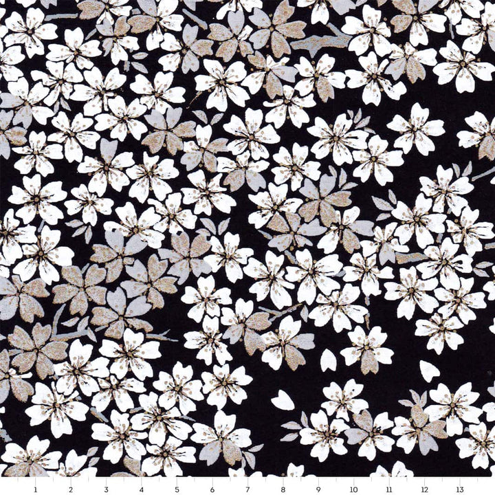 carré de 14cm par 14cm de papier japonais yuzen chiyogami aux motifs de fleurs de cerisier dans les tons noirs, blancs et argentés adeline klam (M616)