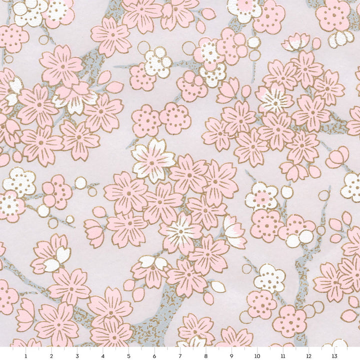 carré de 14cm par 14cm de papier japonais yuzen chiyogami aux motifs de fleurs de cerisier et de prunier dans les tons rose clair, gris perle et blancs adeline klam (M901)