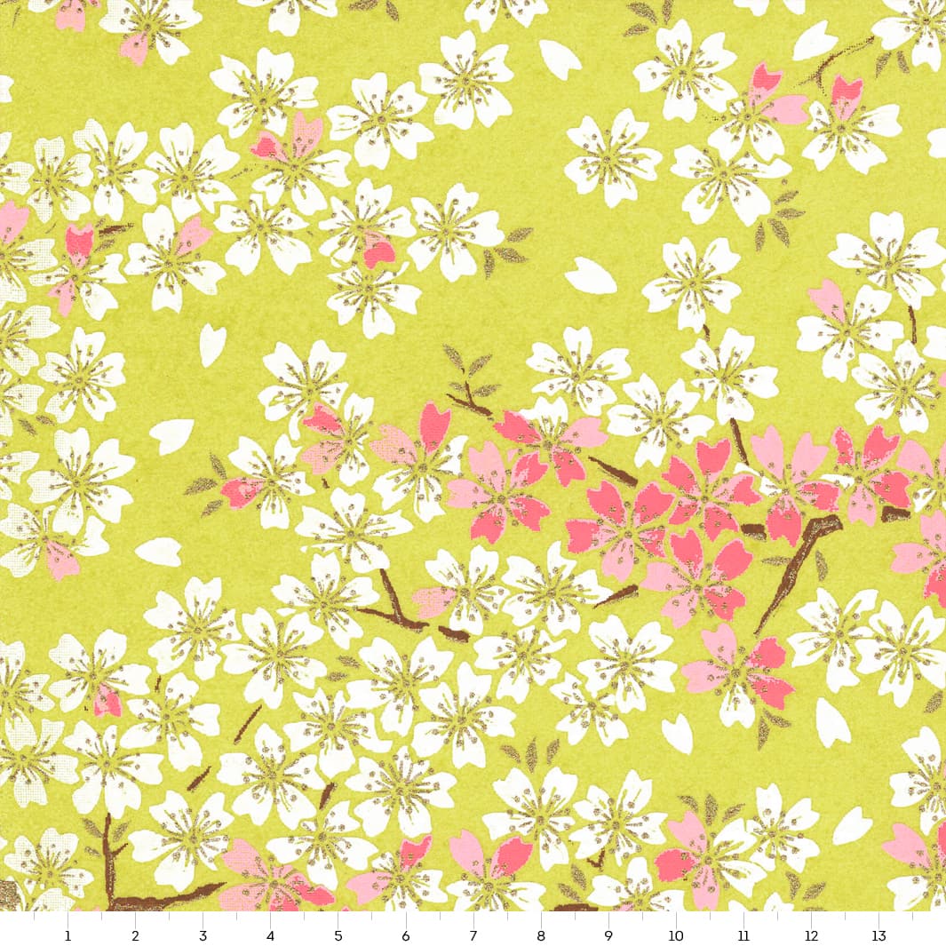 carré de 14cm par 14cm de papier japonais yuzen chiyogami au motif de fleurs de cerisier dans les tons vert acidulé, rose clair, rose moyen et blancs adeline klam (M1058)