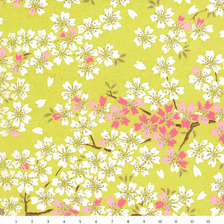 carré de 14cm par 14cm de papier japonais yuzen chiyogami au motif de fleurs de cerisier dans les tons vert acidulé, rose clair, rose moyen et blancs adeline klam (M1058)