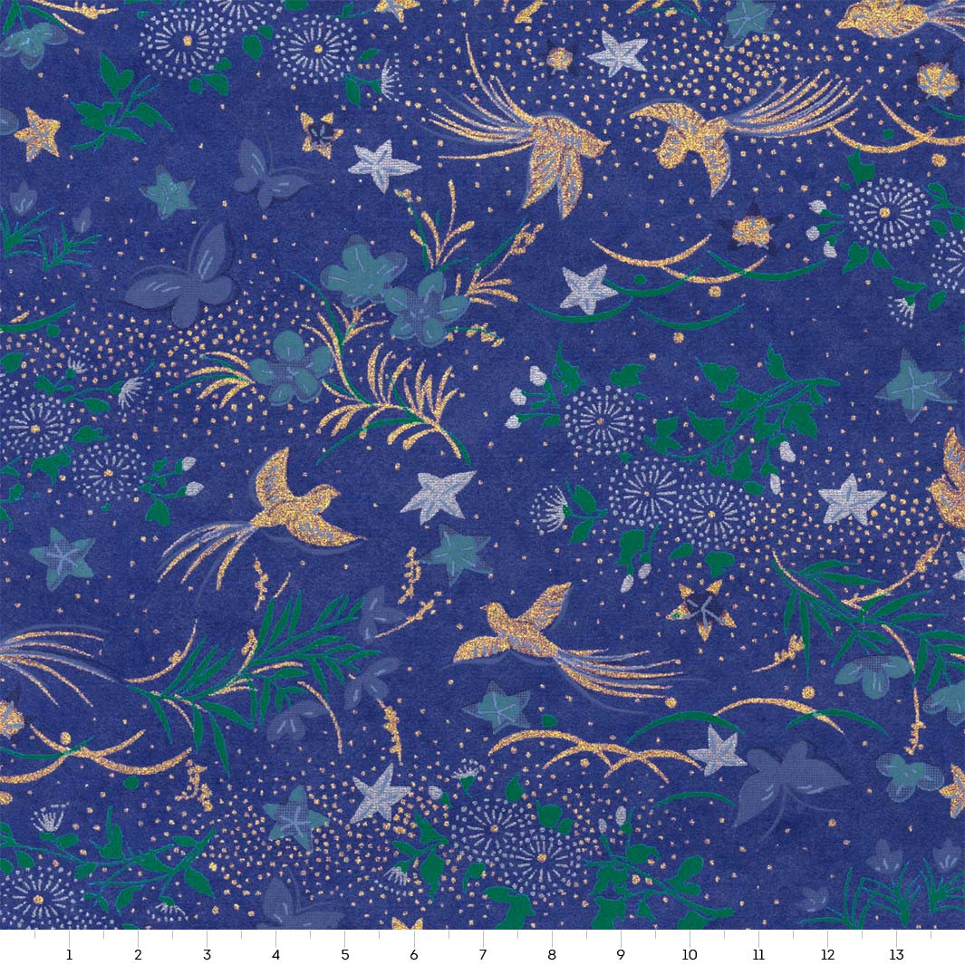 carré de 14cm par 14cm de papier japonais yuzen chiyogami aux motifs de fleurs, d'oiseaux et de papillons bleu foncé, verts, mauve, argentés et dorés adeline klam de 14cm par 14cm (M992)
