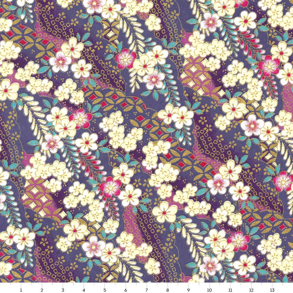 carré de 14cm par 14cm de papier japonais yuzen chiyogami aux motifs de fleurs de prunier et nuages à motifs jaune pâle, magenta, violets, mauvesn bleu turquoise et dorés adeline klam (M1020)