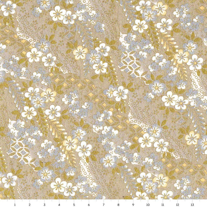carré de 14cm par 14cm de papier japonais yuzen chiyogami aux motifs de fleurs de prunier et nuages à motifs dorés, argentés et blancs adeline klam (M1053)