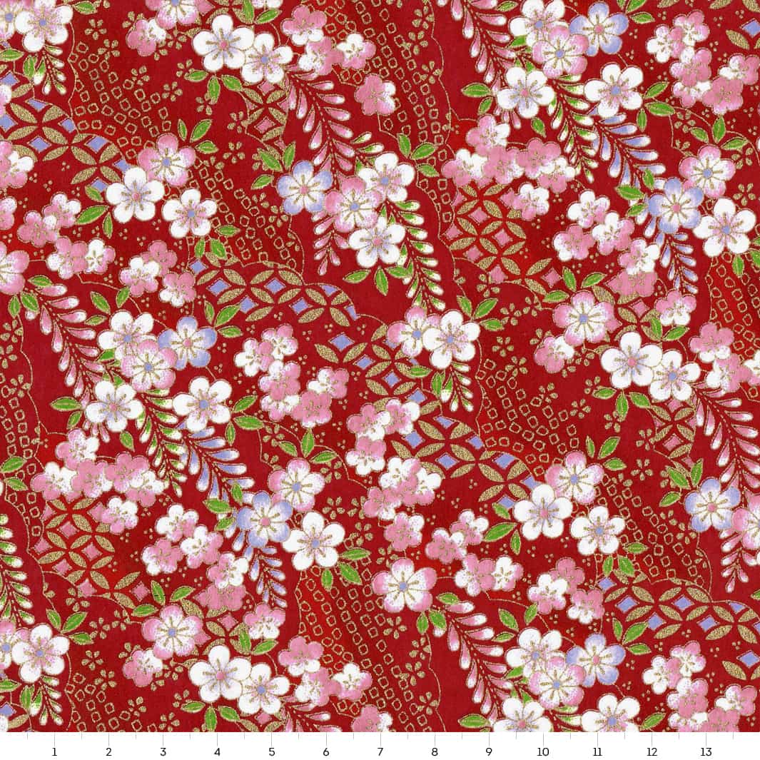 carré de 14cm par 14cm de papier japonais yuzen chiyogami aux motifs de fleurs de prunier et nuages à motifs rouge carmin, rose moyen, violet lilas et vert feuille adeline klam (M1054)