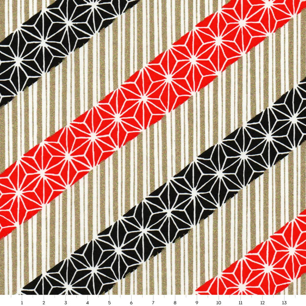 carré de 14cm par 14cm de papier japonais yuzen chiyogami aux motifs de lignes épaisses et de grandes étoiles dans les tons noirs, rouges et or clair adeline klam (M1027)