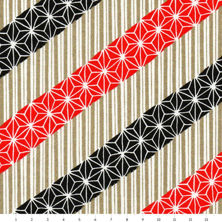carré de 14cm par 14cm de papier japonais yuzen chiyogami aux motifs de lignes épaisses et de grandes étoiles dans les tons noirs, rouges et or clair adeline klam (M1027)