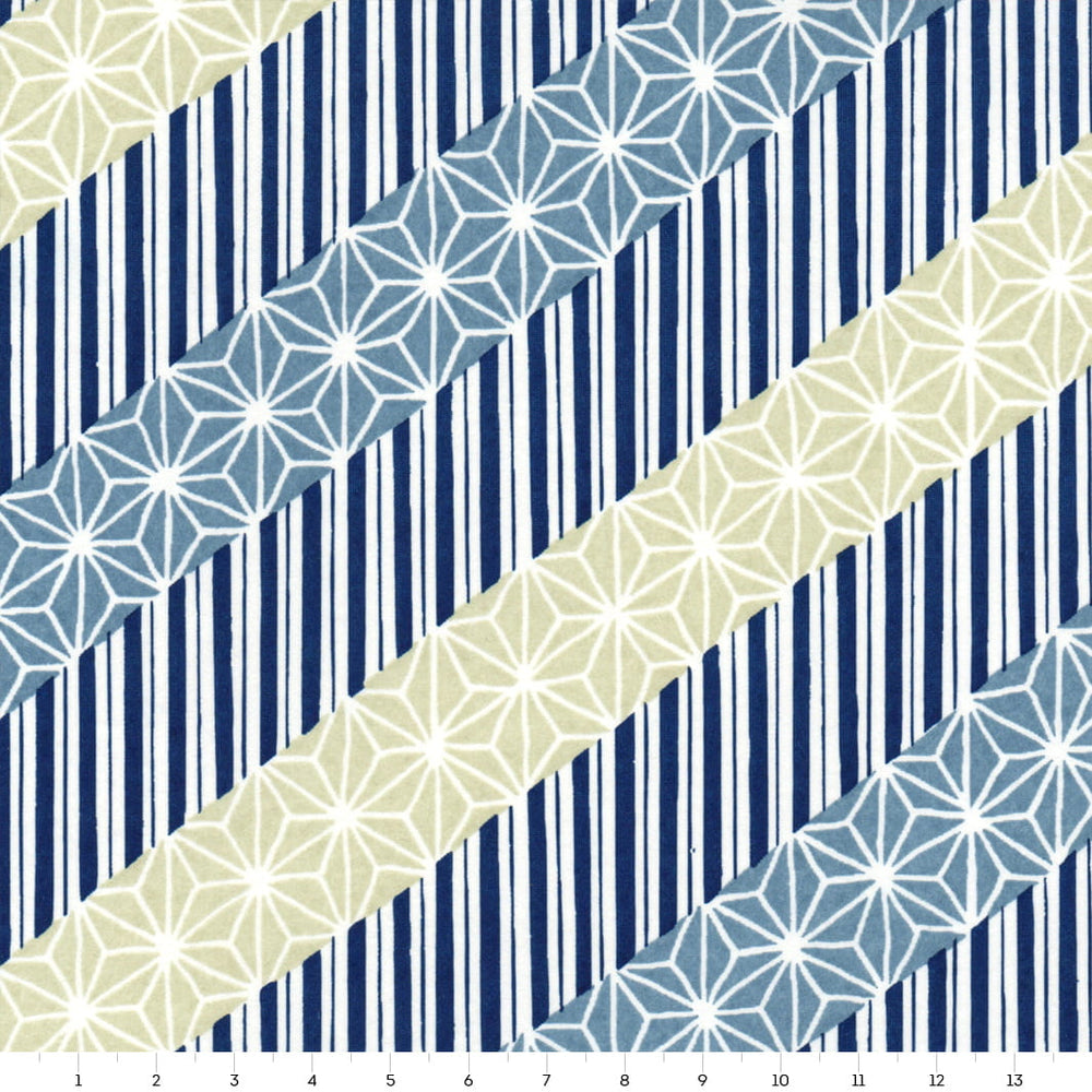 carré de 14cm par 14cm de papier japonais yuzen chiyogami aux motifs de lignes épaisses et de grandes étoiles dans les tons or clair, bleu gris et bleu marine adeline klam (M1028)