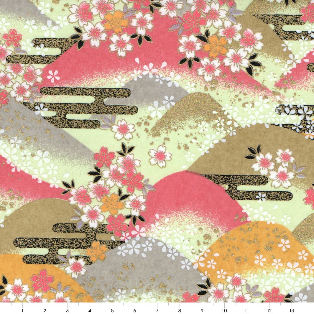 carré de 14cm par 14cm de papier japonais yuzen chiyogami aux motifs de montagnes et de fleurs de cerisier dans les tons  bois de rose, jaune moutarde, vert amande, gris et dorés adeline klam (M1033)