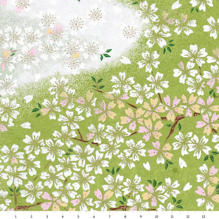 carré de 14cm par 14cm de papier japonais yuzen chiyogami au motif de nuée de fleurs de cerisier dans les tons vert feuile, blancs, rose et orange pâle adeline klam (M1061)