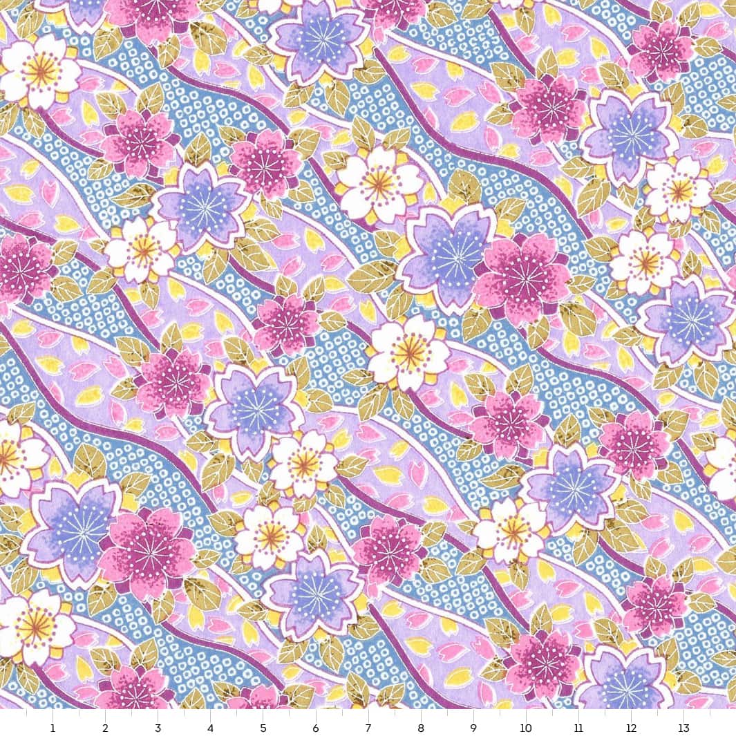 carré de 14cm par 14cm de papier japonais yuzen chiyogami aux motifs d'ondulations fleuries de cerisier et de petits losanges kanoko dans les tons lilas, mauve, bleus et jaunes adeline klam (M1050)