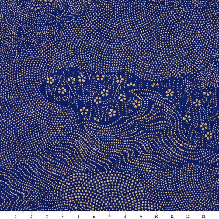carré de 14cm par 14cm de papier japonais yuzen chiyogami aux motifs de paysage en pointillés dans les tons bleu nuit et dorés adeline klam (M989)