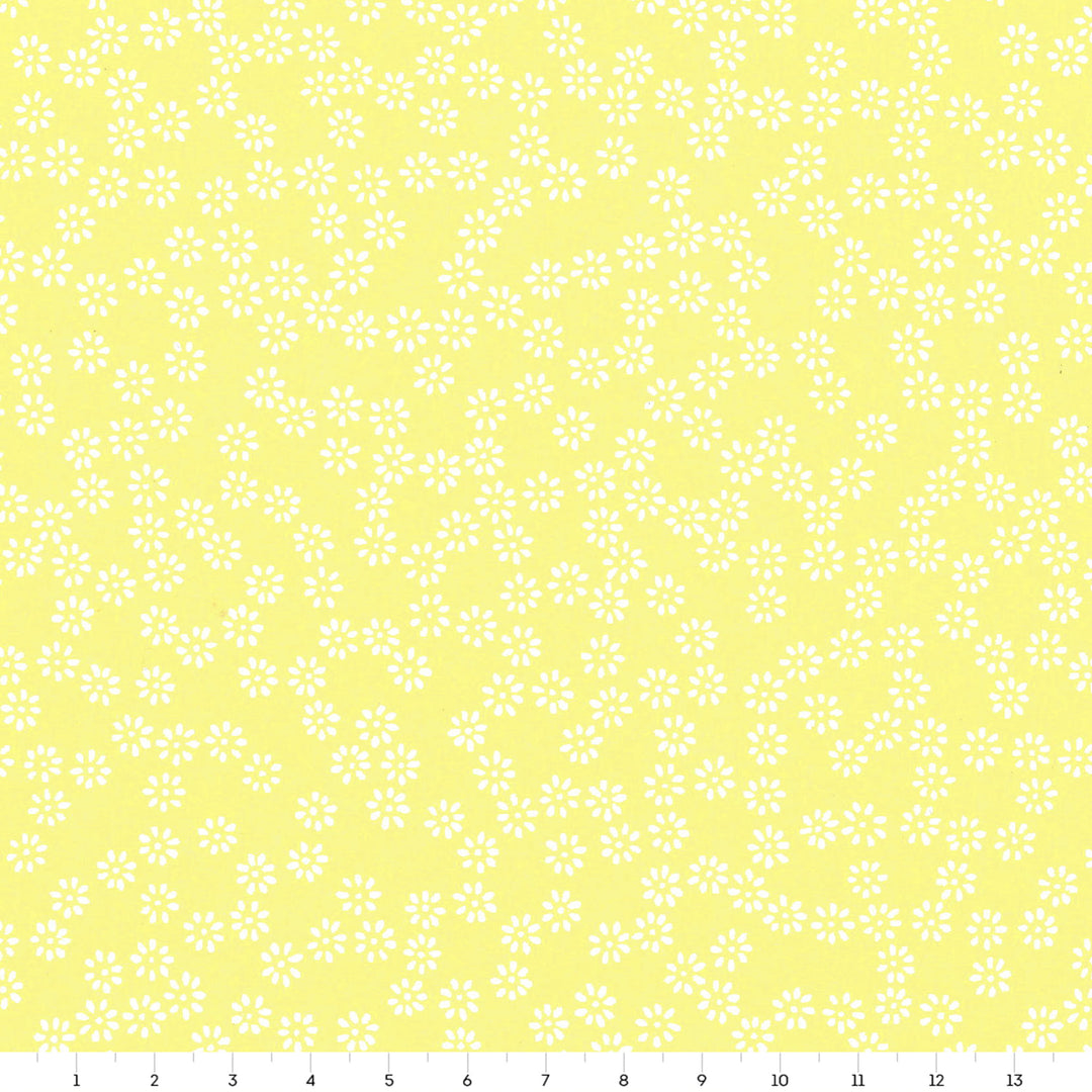 carré de 14cm par 14cm de papier japonais yuzen chiyogami aux motifs de semi de fleurs blanches sur fond jaune pastel adeline klam (M528)