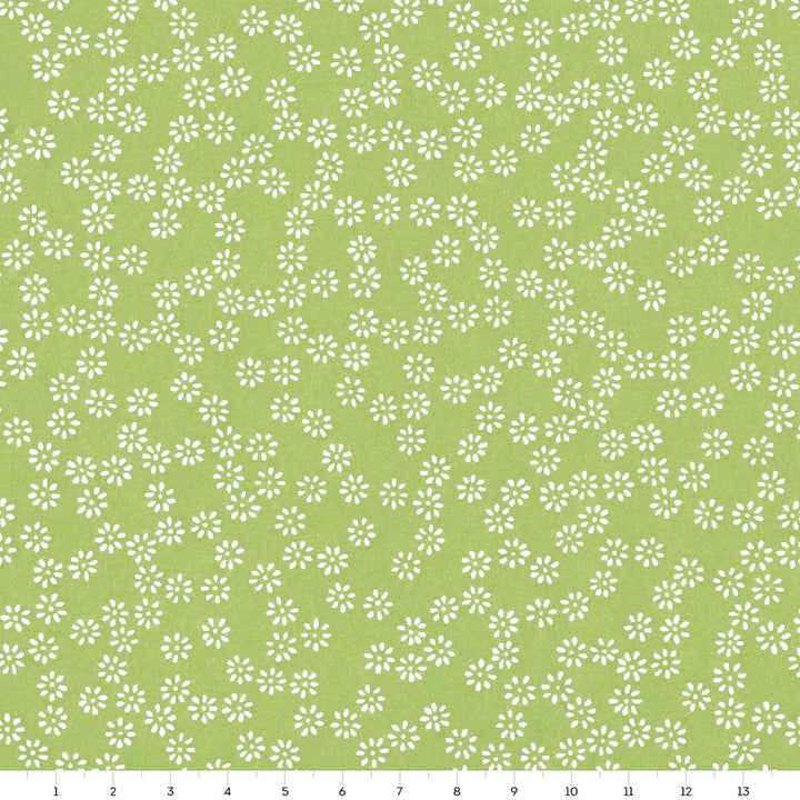 carré de 14cm par 14cm de papier japonais yuzen chiyogami aux motifs de semi de fleurs blanches sur fond vert tilleul adeline klam (M1070)