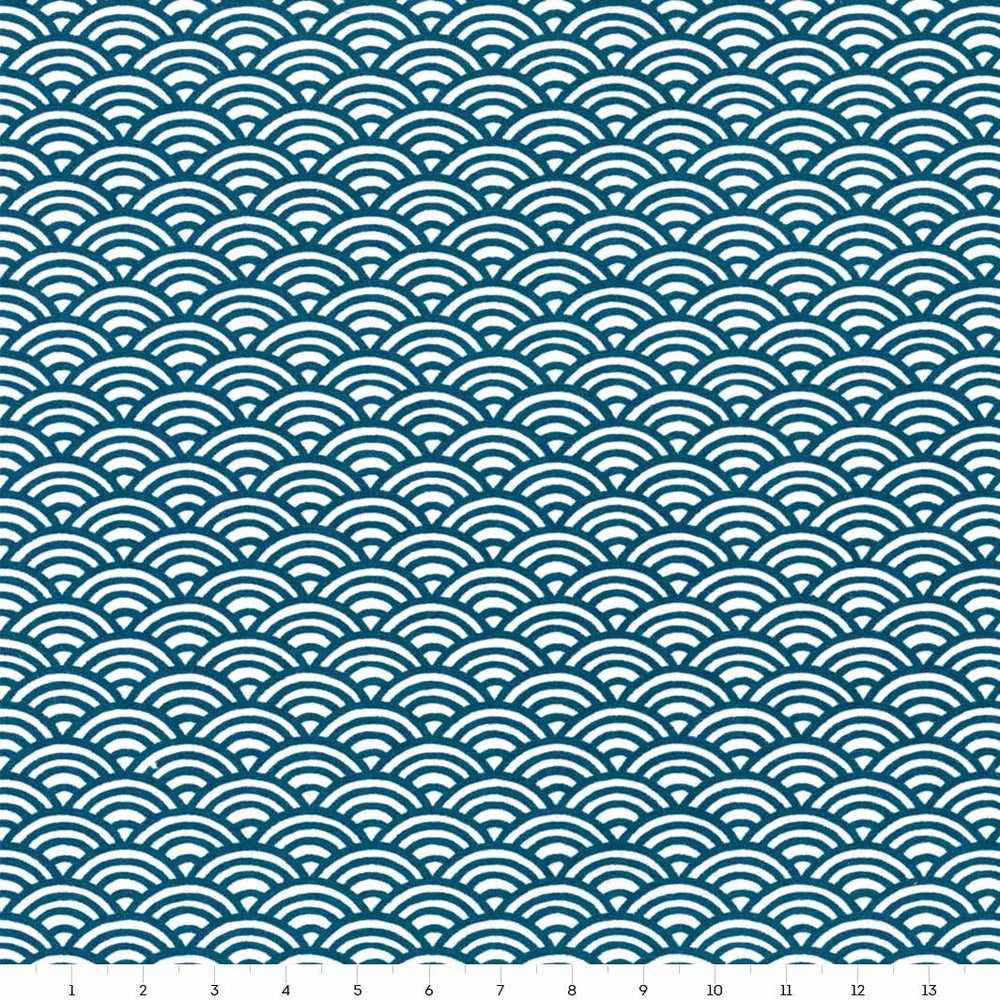 carré de 14cm par 14cm de papier japonais yuzen chiyogami aux motifs de vague bleu foncé sur fond blanc adeline klam (M1018)