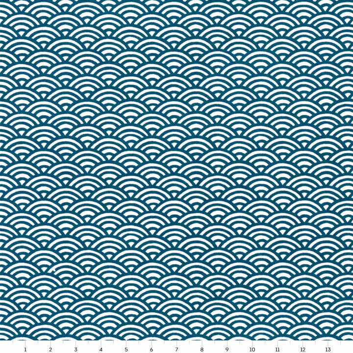carré de 14cm par 14cm de papier japonais yuzen chiyogami aux motifs de vague bleu foncé sur fond blanc adeline klam (M1018)