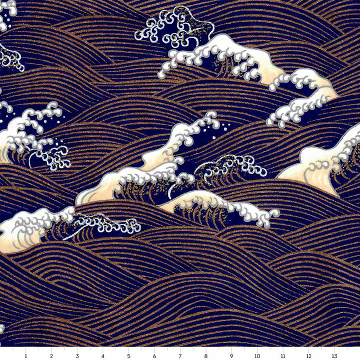 carré de 14cm par 14cm de papier japonais yuzen chiyogami aux motifs de vagues et d'écumes dans les tons bleu nuit, jaune clair et dorés adeline klam (M851)