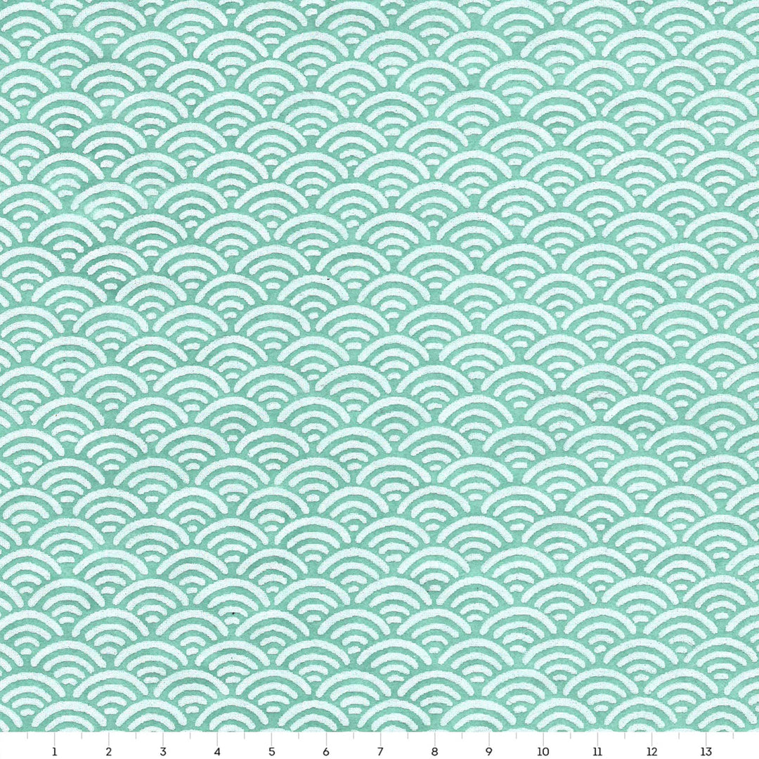 carré de 14cm par 14cm de papier japonais yuzen chiyogami au motif de vagues inversées dans les tons vert d'eau adeline klam (M674)