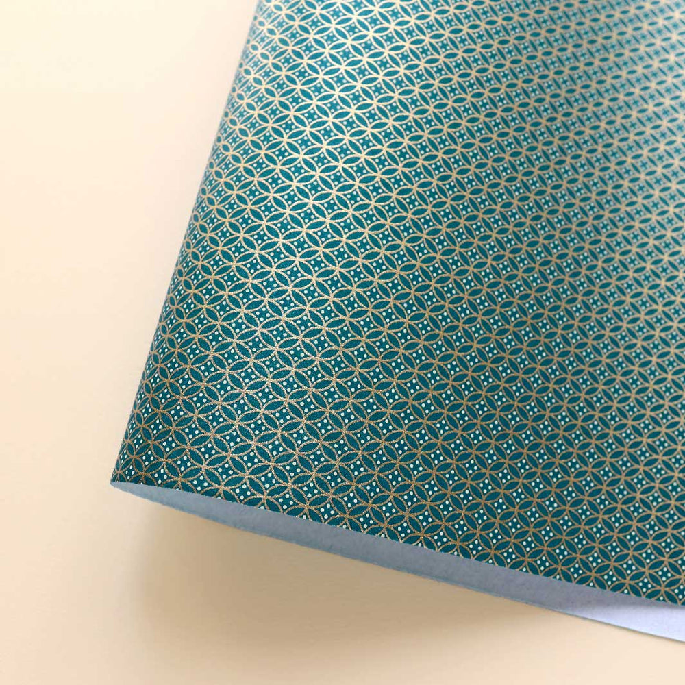 carré de 10cm par 10cm de papier japonais yuzen chiyogami aux motifs d'ellipses dans les tons bleu canard et dorés adeline klam (M652)