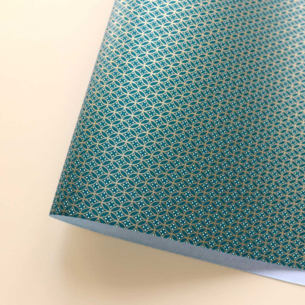 carré de 10cm par 10cm de papier japonais yuzen chiyogami aux motifs d'ellipses dans les tons bleu canard et dorés adeline klam (M652)