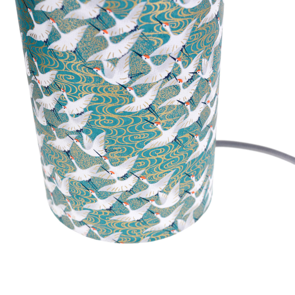 détail du bas de la lampe japonaise à poser aux motifs d'envolée de grues blanches sur fond bleu canard (M932) adeline klam