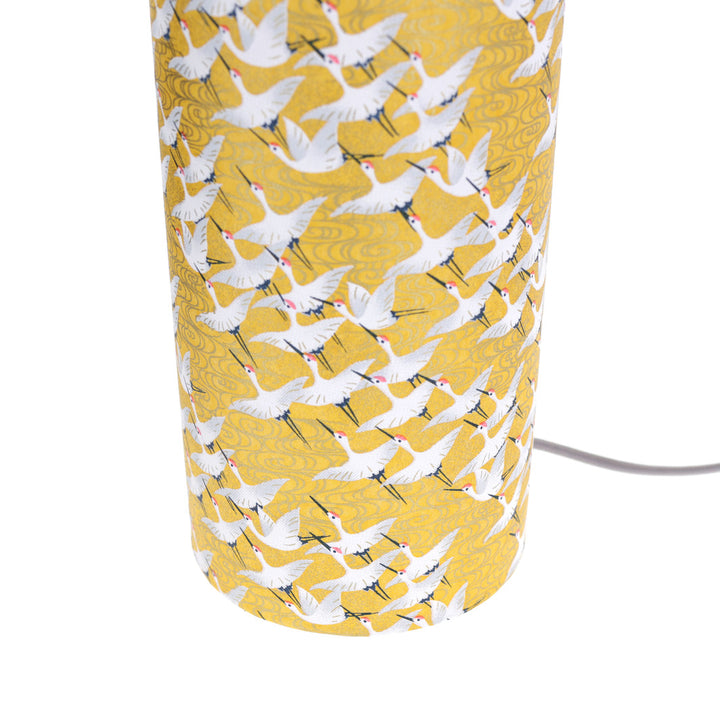 détail du bas de la lampe japonaise à poser aux motifs d'envolée de grues blanches sur fond jaune moutarde (M930) adeline klam