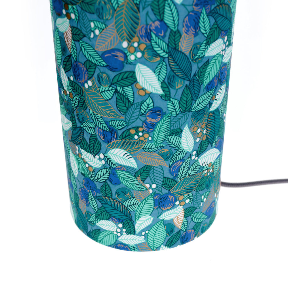 détail du bas de la lampe japonaise à poser aux motifs de feuilles, de baies et de fruits dans les tons bleu canard, vert d'eau et vert foncé (M935) adeline klam