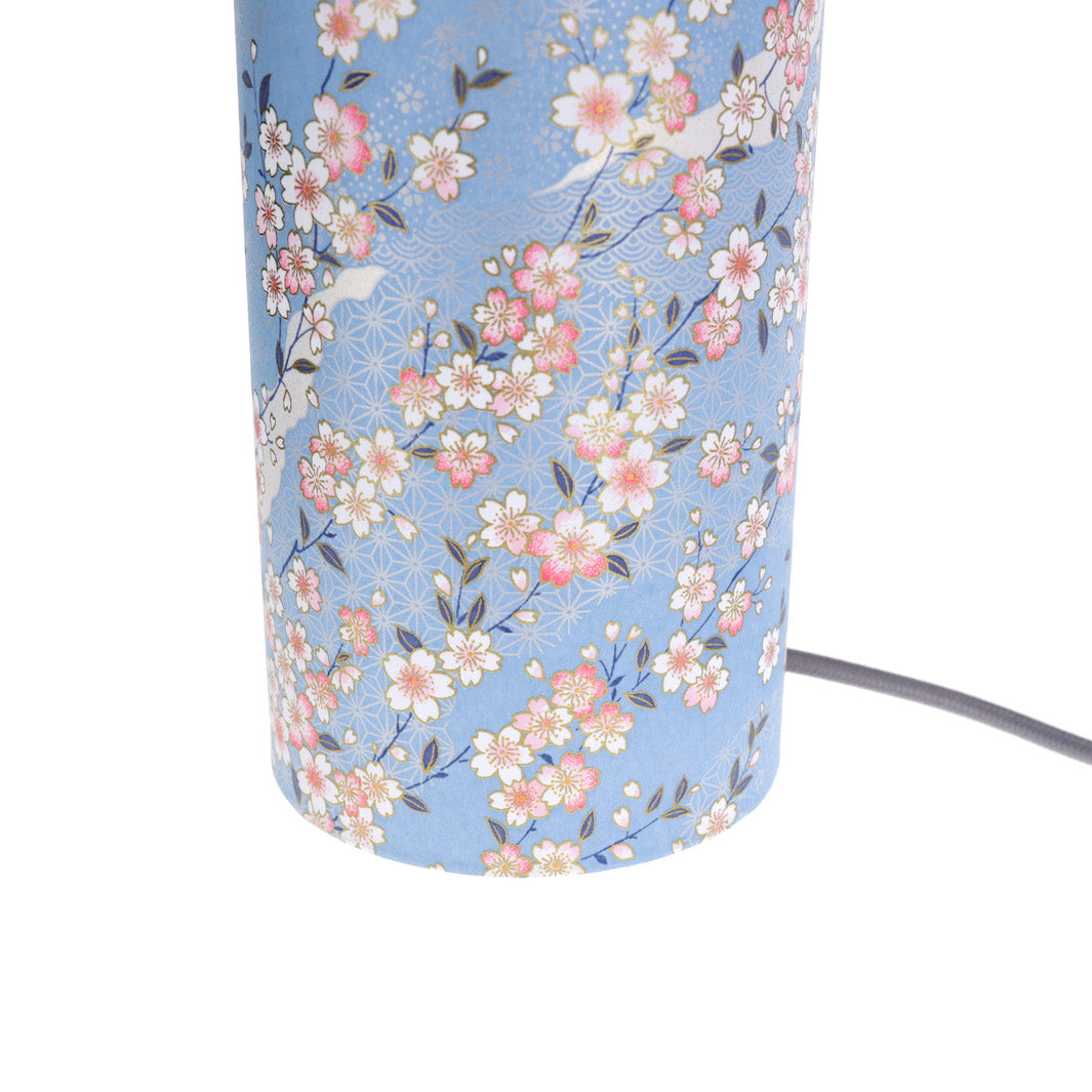 détail du bas de la lampe japonaise à poser aux motifs de fleurs de cerisier et de dessins variés sur fond bleu ciel (M384) adeline klam