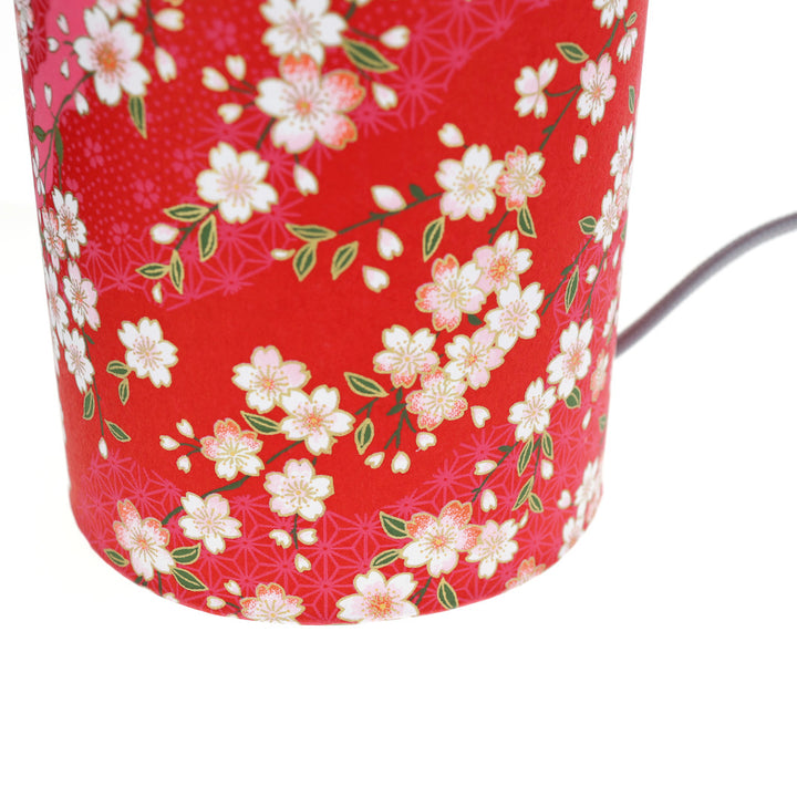détail du bas de la lampe japonaise à poser aux motifs de fleurs de cerisier et de dessins variés sur fond rouge carmin (M885) adeline klam