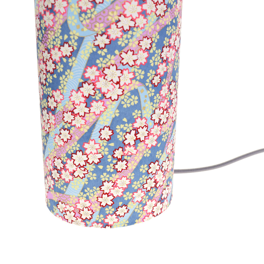 détail du bas de la lampe japonaise à poser aux motifs d'ondulations fleuries roses, bleues, mauve, jaunes et dorées (M390) adeline klam