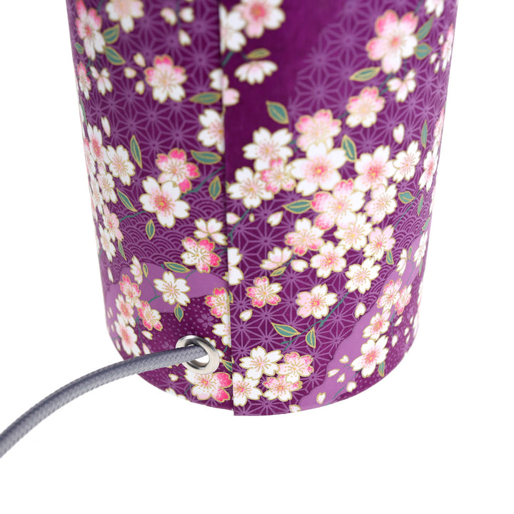 détail du bas de la lampe japonaise à poser aux motifs de fleurs de cerisier et de petits motifs sur fond violet prune (M383) adeline klam