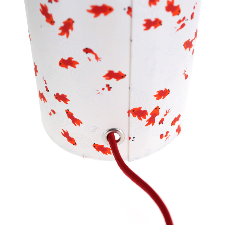détail du bas de la lampe japonaise à poser aux motifs de poissons rouges et blancs sur fond blanc nacré (M613) adeline klam