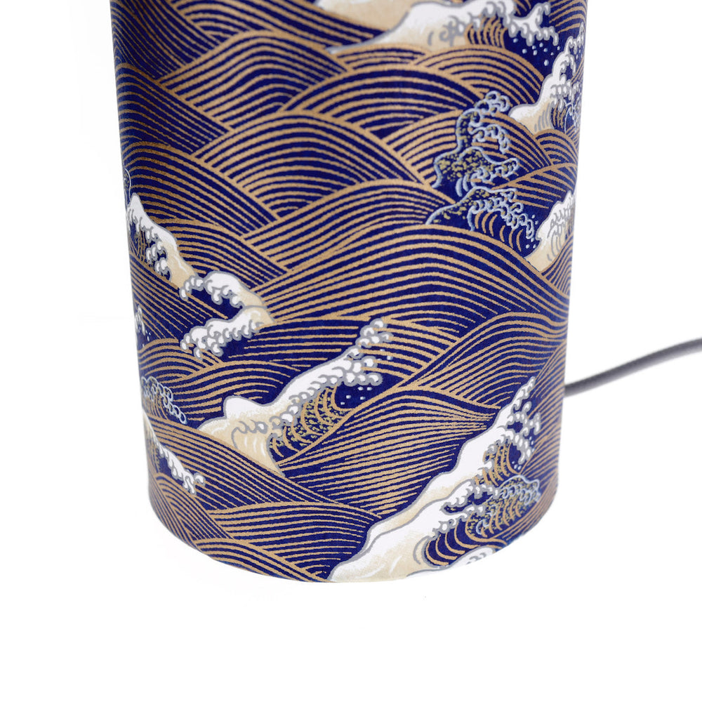 détail du bas de la lampe japonaise à poser aux motifs de vagues et d'écumes bleu nuit et dorées (M851) adeline klam