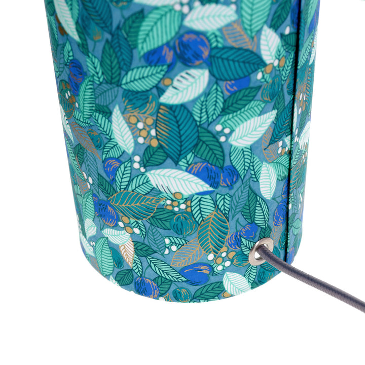 détail du câble électrique gris de la lampe japonaise à poser aux motifs de feuilles, de baies et de fruits dans les tons bleu canard, vert d'eau et vert foncé (M935) adeline klam