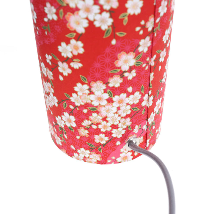 détail du câble électrique gris de la lampe japonaise à poser aux motifs de fleurs de cerisier et de dessins variés sur fond rouge carmin (M885) adeline klam