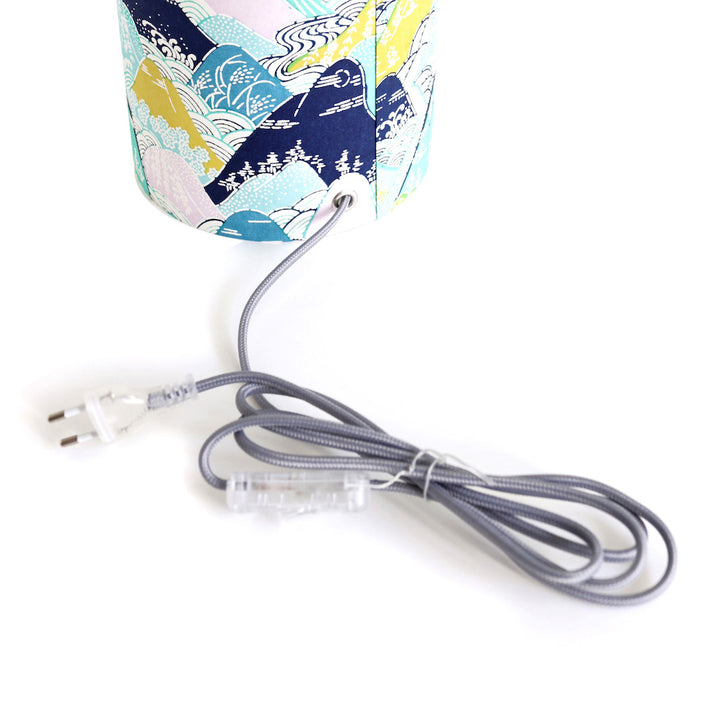 détail d'un câble électrique gris d'une lampe japonaise à poser aux motifs de montagnes et de rivières dans les tons bleus, verts, jaunes et parme (M967) adeline klam