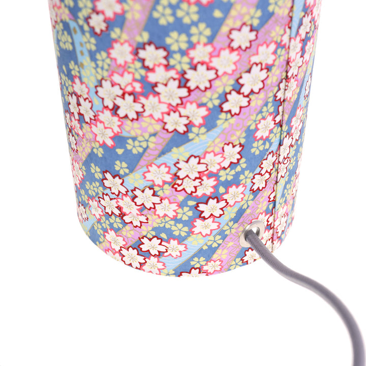 détail du câble électrique gris de la lampe japonaise à poser aux motifs d'ondulations fleuries roses, bleues, mauve, jaunes et dorées (M390) adeline klam