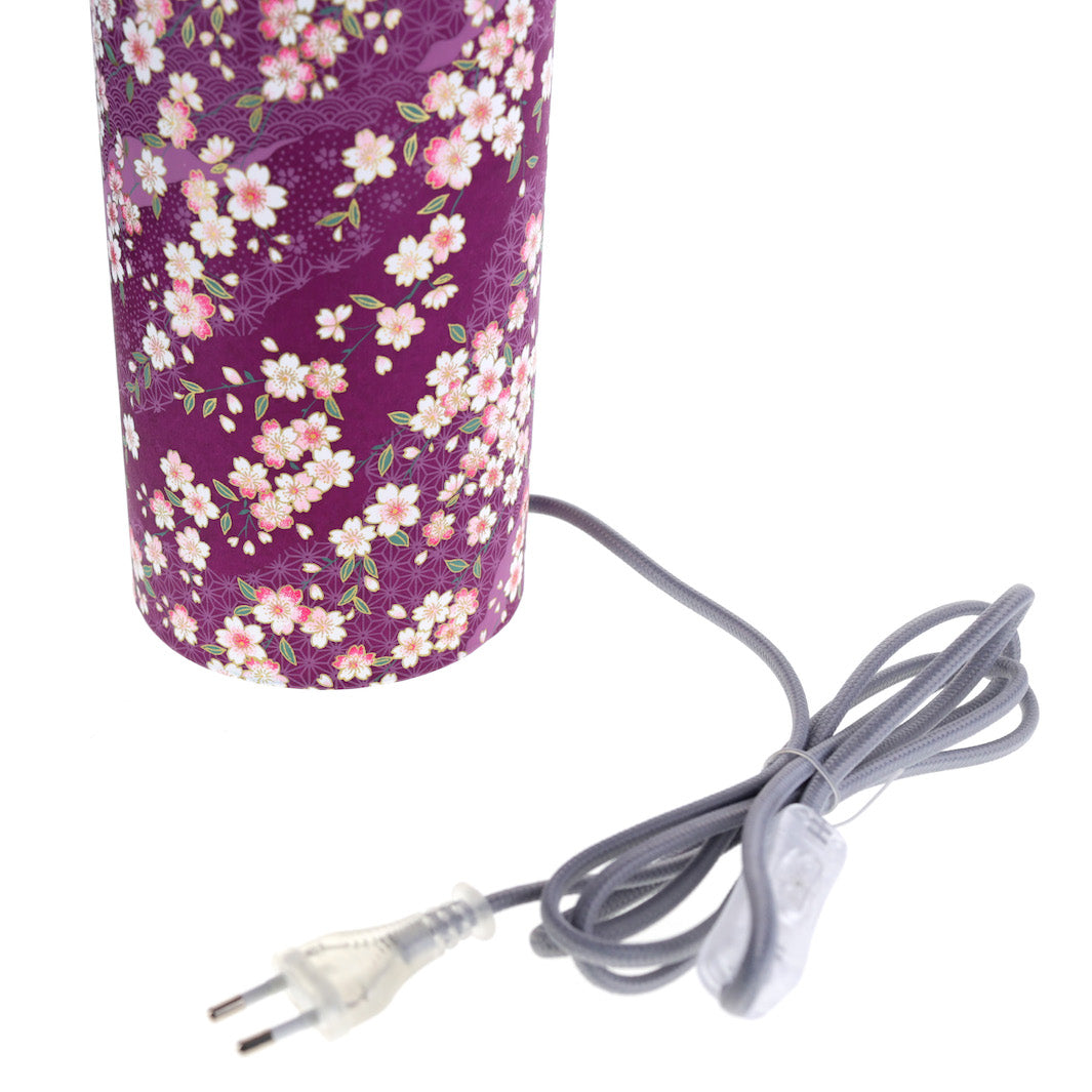 détail du câble électrique gris de la lampe japonaise à poser aux motifs de fleurs de cerisier et de petits motifs sur fond violet prune (M383) adeline klam