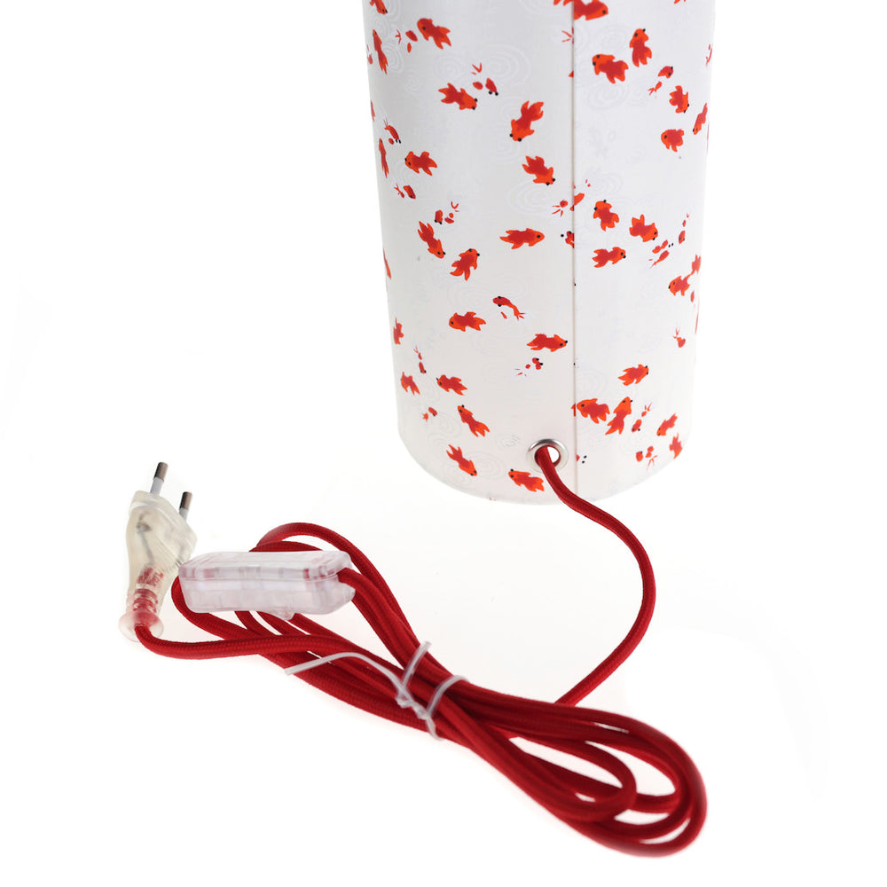détail du câble électrique rouge de la lampe japonaise à poser aux motifs de poissons rouges et blancs sur fond blanc nacré (M613) adeline klam