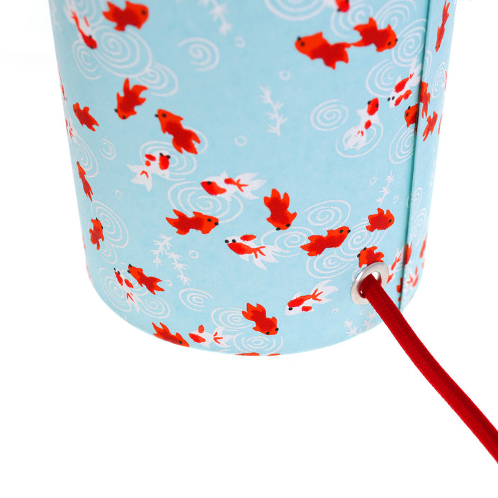 détail du câble électrique rouge d'une lampe japonaise à poser aux motifs de poissons carpes koi rouges sur fond bleu ciel (M890) adeline klam