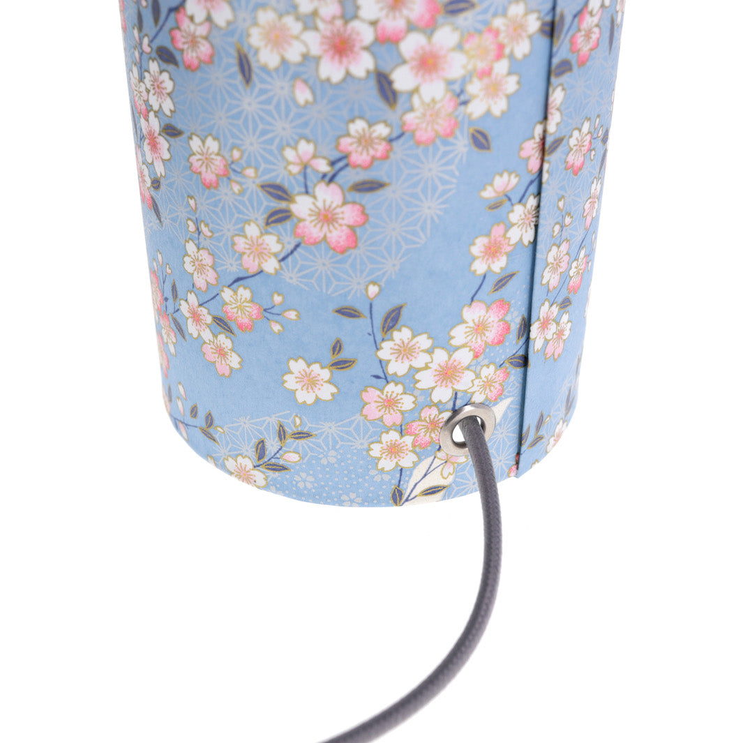 détail du câble gris de la lampe japonaise à poser aux motifs de fleurs de cerisier et de dessins variés sur fond bleu ciel (M384) adeline klam