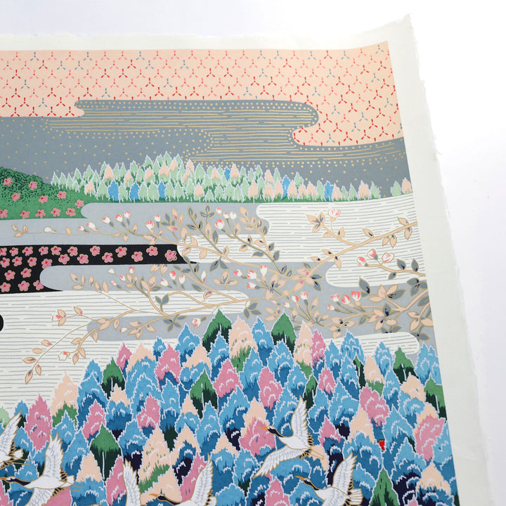 détail du coin supérieur droit du poster en papier japonais au motif de paysage japonais dans les tons bleus, verts, gris, noirs, orange et roses adeline klam