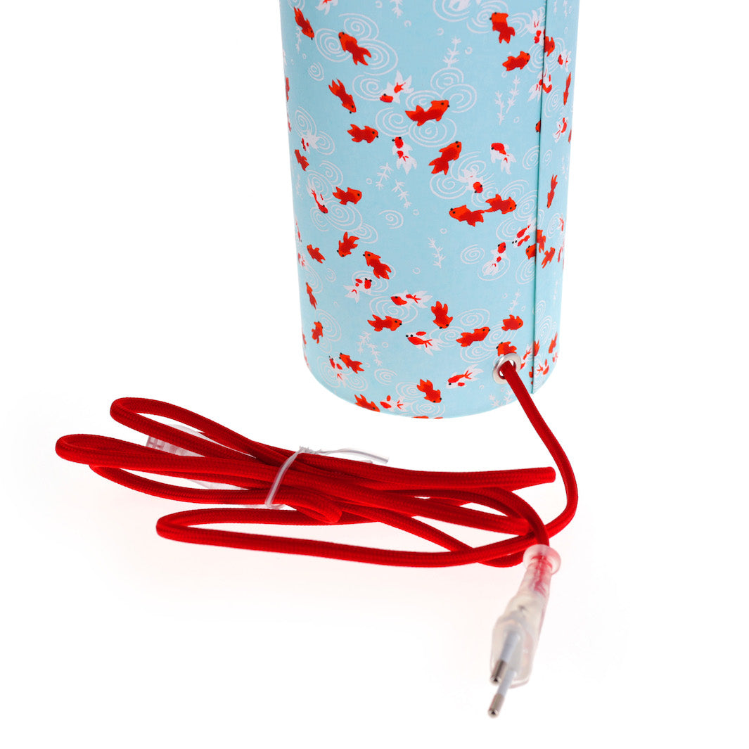 détail de l'interrupteur rouge d'une lampe japonaise à poser aux motifs de poissons carpes koi rouges sur fond bleu ciel (M890) adeline klam