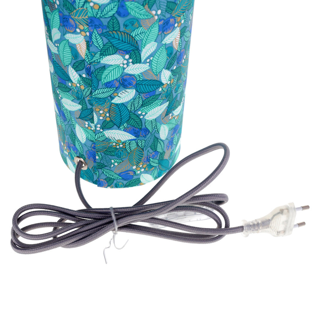 détail de l'interrupteur gris de la lampe japonaise à poser aux motifs de feuilles, de baies et de fruits dans les tons bleu canard, vert d'eau et vert foncé (M935) adeline klam