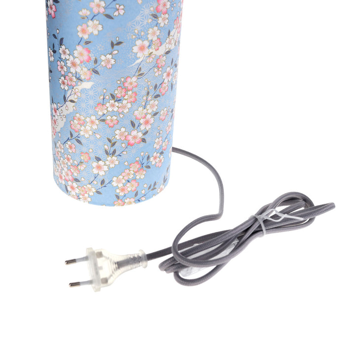 détail de l'interrupteur gris de la lampe japonaise à poser aux motifs de fleurs de cerisier et de dessins variés sur fond bleu ciel (M384) adeline klam